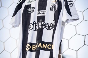 必赢体育-缺钱！前面印6广告 后背3个 桑托斯球衣太花哨！